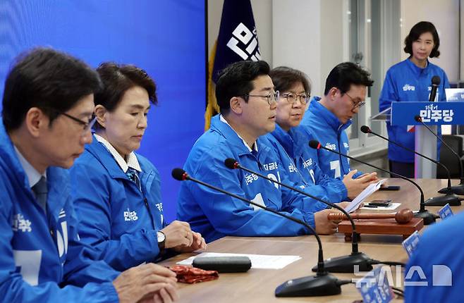 [서울=뉴시스] 고승민 기자 =지난 16일 서울 여의도 더불어민주당사에서 열린 중앙선거대책위원회의에서 박찬대 총괄선대위원장이 발언하고 있다. 2025.05.16. kkssmm99@newsis.com