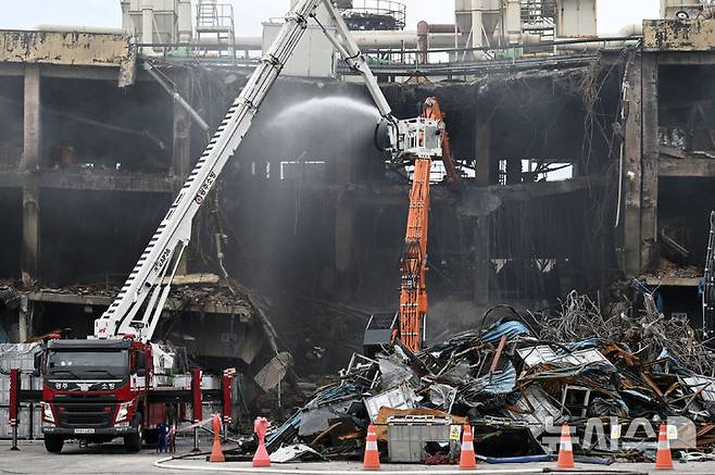 [광주=뉴시스] 이영주 기자 = 22일 오전 광주 광산구 금호타이어 공장에서 소방 당국이 불이 난 금호타이어 2공장을 해체하고 있다. 2025.05.22. leeyj2578@newsis.com