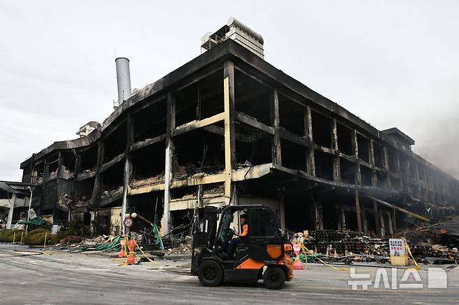 [광주=뉴시스] 이영주 기자 = 금호타이어 광주공장 화재 사흘째인 19일 오전 광주 광산구 금호타이어 2공장이 잿더미로 변해 연기가 피어오르고 있다. 2025.05.19.  leeyj2578@newsis.com