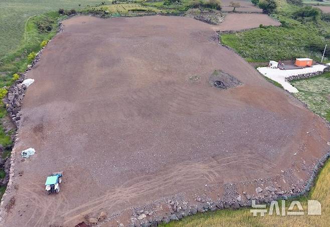 [제주=뉴시스] 지난해 말부터 올해 3월까지 '위파크 제주' 공사장에서 토사를 불법 반출한 업체와 토지주 등 8명이 검찰에 송치됐다. 사진은 임야로 불법 반출된 토사. (사진=제주도자치경찰단 제공) 2025.05.22. photo@newsis.com