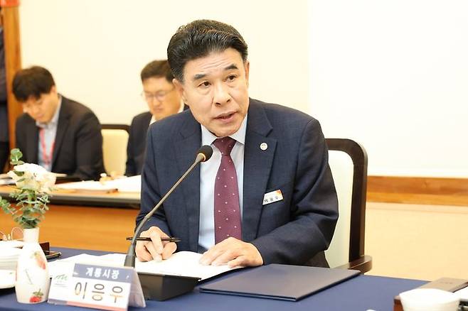 [계룡=뉴시스]이응우 계룡시장이 22일 충남 당진시에서 열린 충남도 시장군수협의회에서 '계룡교육지원청 설치' 타당성을 주장하고 있다. (사진=계룡시 제공) 2025. 05. 22 photo@newsis.com *재판매 및 DB 금지