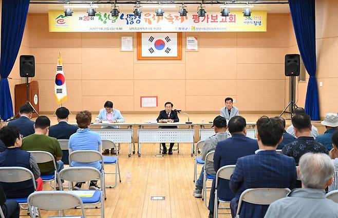 [창녕=뉴시스] 창녕군과 유채축제위원회 관계자들이 낙동강유채축제 평가보고회에 참석해 축제 성과 및 개선 방안에 대해 의견을 나누고 있다. (사진= 창녕군 제공) 2025.05.22. photo@newsis.com *재판매 및 DB 금지