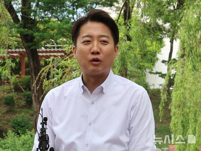 [인천=뉴시스] 전진환 기자 = 이준석 개혁신당 대선 후보가 22일 '학식먹자 이준석' 캠페인이 열린 인천 미추홀구 인하대학교에서 취재진과 인터뷰를 하고 있다. 2025.05.22. amin2@newsis.com