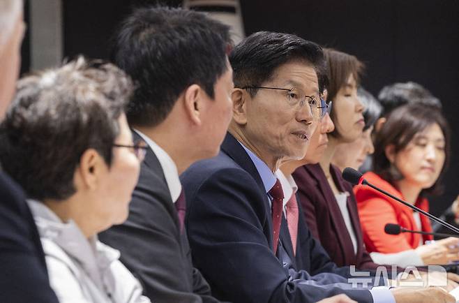 [서울=뉴시스] 고승민 기자= 김문수 국민의힘 대선 후보가 22일 서울 용산구 대한의사협회에서 열린 대한의사협회 회장단 간담회에서 인사말을 하고 있다. (공동취재) 2025.05.22. photo@newsis.com