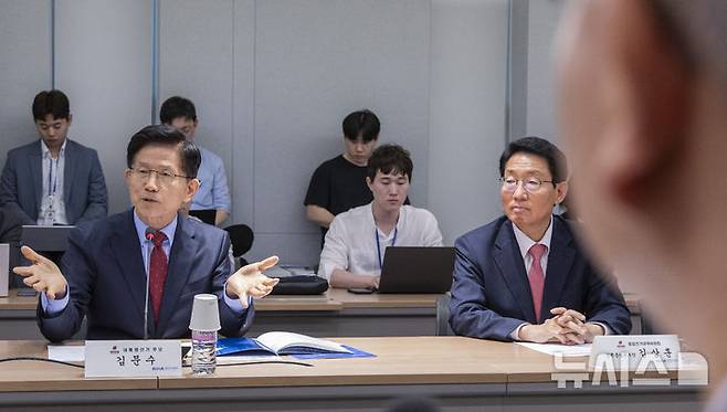 [서울=뉴시스] 고승민 기자= 김문수 국민의힘 대선 후보가 22일 서울 용산구 대한의사협회에서 열린 대한의사협회 회장단 간담회에서 인사말을 하고 있다. (공동취재) 2025.05.22. photo@newsis.com