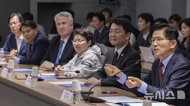 [서울=뉴시스] 고승민 기자= 김문수 국민의힘 대선 후보가 22일 서울 용산구 대한의사협회에서 열린 대한의사협회 회장단 간담회에서 인사말을 하고 있다. (공동취재) 2025.05.22. photo@newsis.com