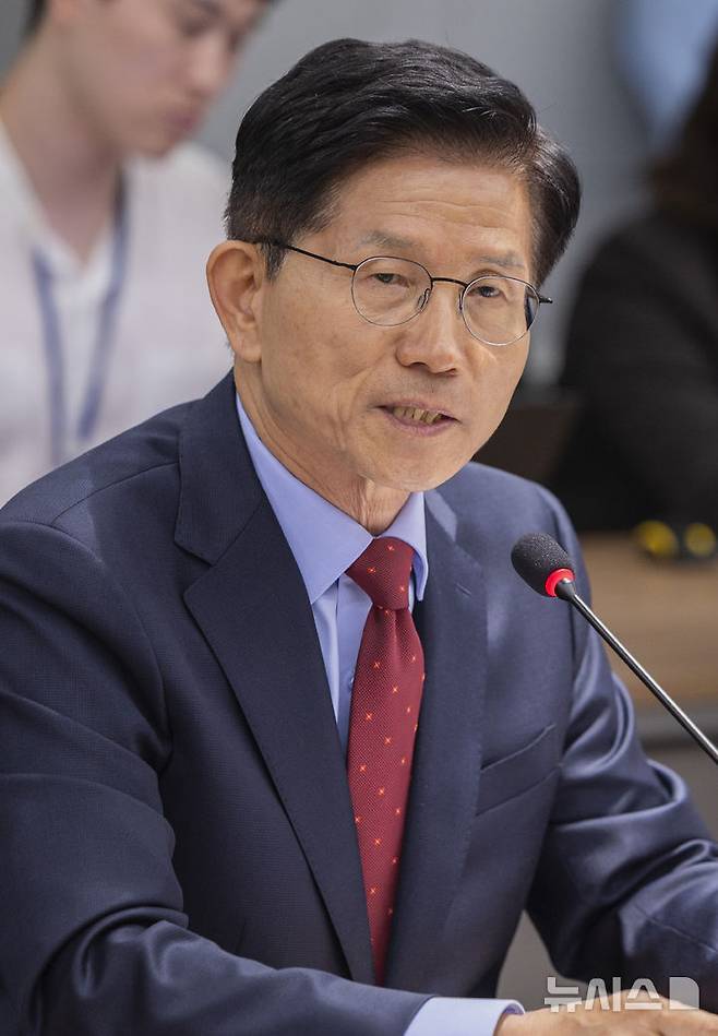 [서울=뉴시스] 고승민 기자= 김문수 국민의힘 대선 후보가 22일 서울 용산구 대한의사협회에서 열린 대한의사협회 회장단 간담회에서 인사말을 하고 있다. (공동취재) 2025.05.22. photo@newsis.com