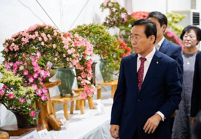 철쭉 테마관 둘러보는 김문근 단양군수 *재판매 및 DB 금지