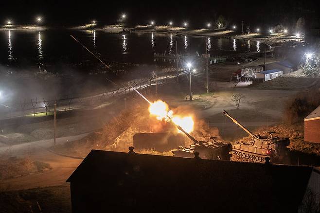 [서울=뉴시스] 육군 3군단은 지난 16일부터 17일까지 강원도 고성 해안 일대에서 야간 해상사격 훈련을 실시했다. 이번 훈련은 적의 화력 도발에 대비한 대응태세를 확립하고, 대화력전 수행능력을 강화하기 위해 계획되었다. 사진은 22보병사단 소속 K55A1자주포가 포탄을 발사하고 있는 모습. (사진=육군 제공) 2025.04.18. photo@newsis.com *재판매 및 DB 금지