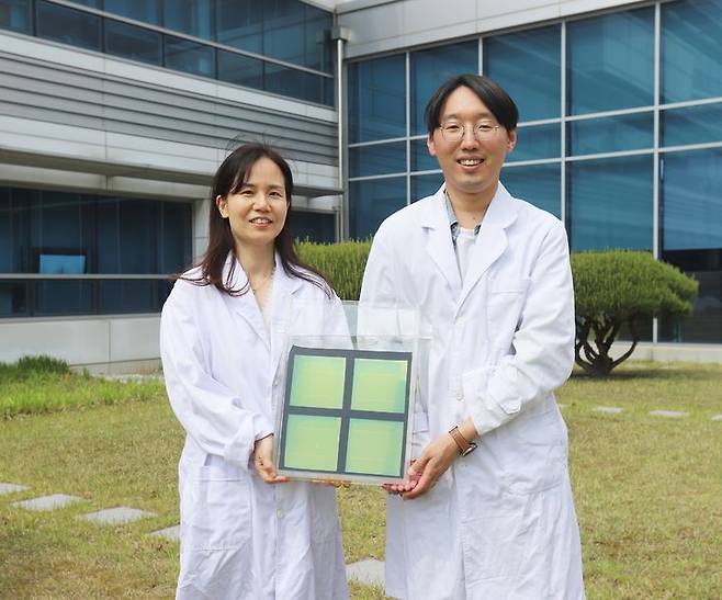 [대전=뉴시스] 기계연구원 나노리소그래피연구센터 이지혜 센터장 연구팀이 고농도 BiVO4(비스무트 바나데이트) 전구체 용액 기술로 576㎠ 초대형 광전극 시스템의 실증을 완료했다.(왼쪽부터)이지혜 센터장, 이호영 학생연구원.(사진=기계연구원 제공) *재판매 및 DB 금지