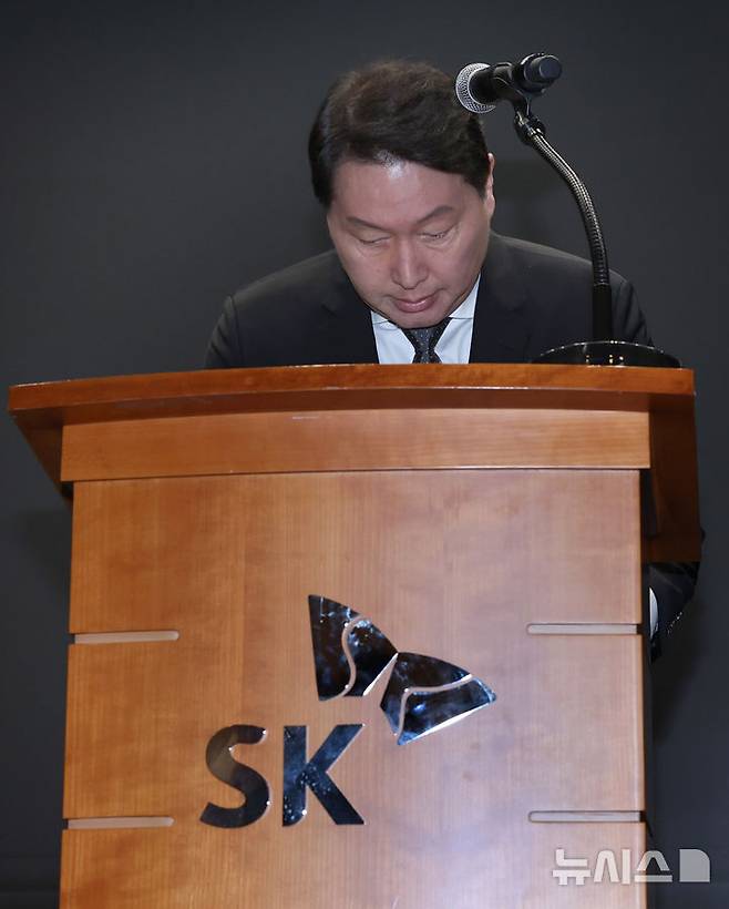 [서울=뉴시스] 이영환 기자 = 최태원 SK그룹 회장이 7일 오전 서울 중구 SK텔레콤 T타워 SUPEX홀에서 SK텔레콤의 해킹 사고와 관련해 대국민 사과를 하고 있다. (공동취재) 2025.05.07. photo@newsis.com