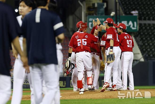 [서울=뉴시스] 김명년 기자 = 지난 21일 서울 송파구 잠실야구장에서 열린 2025 KBO리그 SSG 랜더스와 두산 베어스의 경기, 9-1로 승리한 SSG 선수들이 기뻐하고 있다. 2025.05.21. kmn@newsis.com