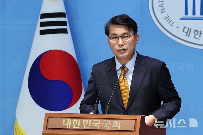 [서울=뉴시스] 권창회 기자 = 윤상현 국민의힘 의원이 18일 오전 서울 여의도 국회 소통관에서 기자회견을 열고 대선 승리를 위한 국민의힘의 대통합을 촉구하고 있다. 2025.05.18. kch0523@newsis.com