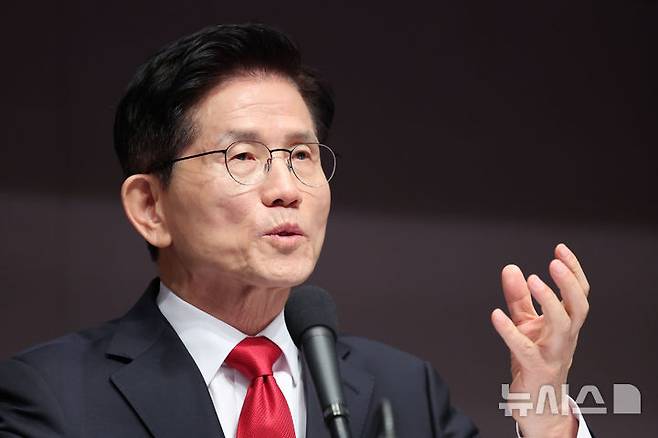 [서울=뉴시스] 권창회 기자 = 김문수 국민의힘 대선 후보가 8일 서울 중구 프레스센터에서 열린 관훈클럽 초청 토론회에서 기조연설을 하고 있다. 2025.05.08. kch0523@newsis.com