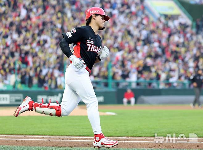 [인천=뉴시스] 이영환 기자 = 11일 오후 인천 미추홀구 SSG랜더스필드에서 열린 2025 프로야구 KIA 타이거즈와 SSG 랜더스의 더블헤더 2차전 경기, 4회초 1사 주자없는 상황에서 KIA 김도영이 솔로 홈런을 날린 후 베이스를 돌고 있다. 2025.05.11. 20hwan@newsis.com