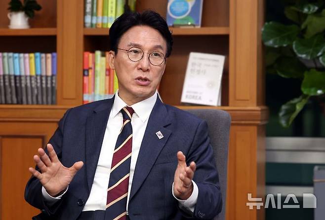 [서울=뉴시스] 조성봉 기자= 김민석 더불어민주당 상임 공동선거대책위원장이 19일 서울 여의도 국회 의원회관에서 뉴시스와 인터뷰를 하고 있다. 2025.05.20. suncho21@newsis.com