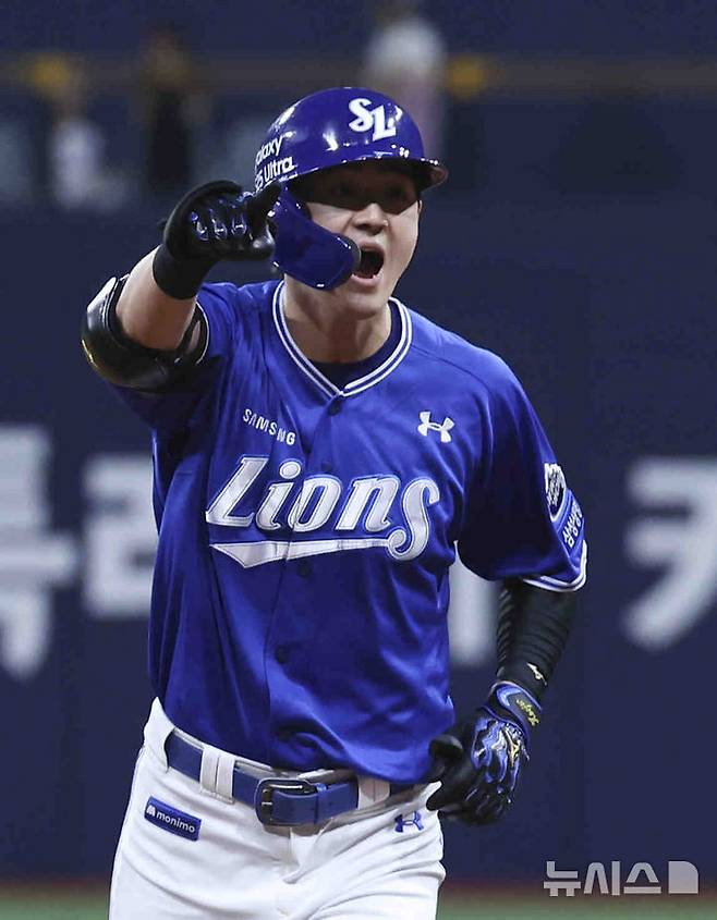 [서울=뉴시스] 김근수 기자 = 22일 서울 구로구 고척스카이돔에서 열린 2025 KBO리그 삼성 라이온즈와 키움 히어로즈의 경기, 8회초 2사 주자 2루 상황에서 삼성 구자욱이 선제 투런홈런을 치고 베이스를 돌고 있다. 2025.05.22. ks@newsis.com