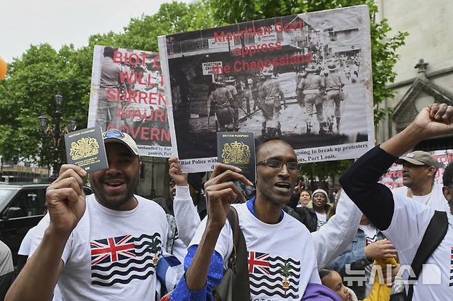 [런던=AP/뉴시스]차고스 제도 주권을 모리셔스에 이양하는 것에 반대하는 사람들이 22일 런던의 고등법원 앞에서 시위를 벌이고 있다. 영국 법원이 22일 협정 체결을 불과 몇시간 남기고 영국이 차고스 제도에 대한 주권을 모리셔스로 이양하는 것을 가로막았다. 2025.05.22.