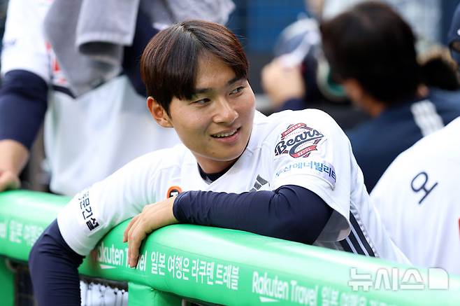 [서울=뉴시스] 프로야구 두산 베어스 임종성이 21일 서울 잠실구장에서 열린 2025 신한 쏠뱅크 KBO리그 SSG 랜더스와의 경기에 앞서 더그아웃에서 대기하고 있다. (사진=두산 베어스 제공) 2025.05.22/