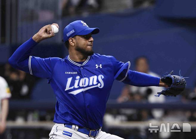 [서울=뉴시스] 김근수 기자 = 22일 서울 구로구 고척스카이돔에서 열린 2025 KBO리그 삼성 라이온즈와 키움 히어로즈의 경기, 7회말 삼성 선발투수 레예스가 역투하고 있다. 2025.05.22. ks@newsis.com