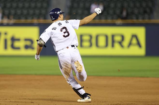[서울=뉴시스] 프로야구 두산 베어스의 임종성이 22일 서울 잠실구장에서 열린 2025 신한 쏠뱅크 KBO리그 SSG 랜더스와의 경기에서 8회말 역전 홈런을 친 뒤 베이스를 돌고 있다. (사진=두산 베어스 제공) 2025.05.22. *재판매 및 DB 금지