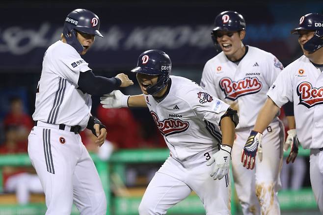 [서울=뉴시스] 프로야구 두산 베어스의 임종성(가운데)이 22일 서울 잠실구장에서 열린 2025 신한 쏠뱅크 KBO리그 SSG 랜더스와의 경기에서 8회말 역전 홈런을 친 뒤 동료들의 축하를 받고 있다. (사진=두산 베어스 제공) 2025.05.22. *재판매 및 DB 금지