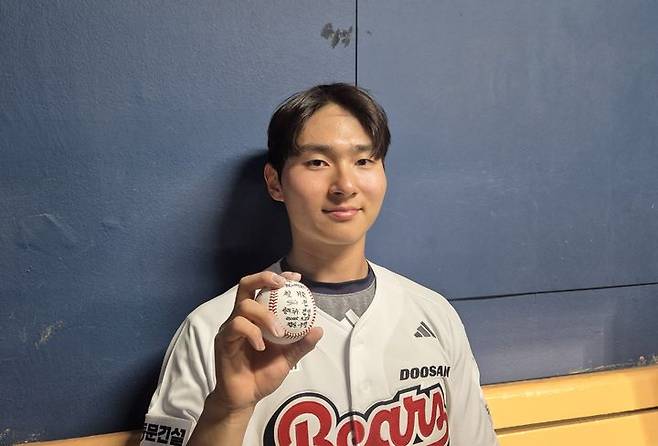 [서울=뉴시스] 문채현 기자 = 프로야구 두산 베어스의 임종성이 22일 서울 잠실구장에서 열린 2025 신한 쏠뱅크 KBO리그 SSG 랜더스와의 경기에서 승리를 거둔 뒤 홈런볼을 들고 기념사진을 찍고 있다. 2025.05.22. dal@newsis.com *재판매 및 DB 금지
