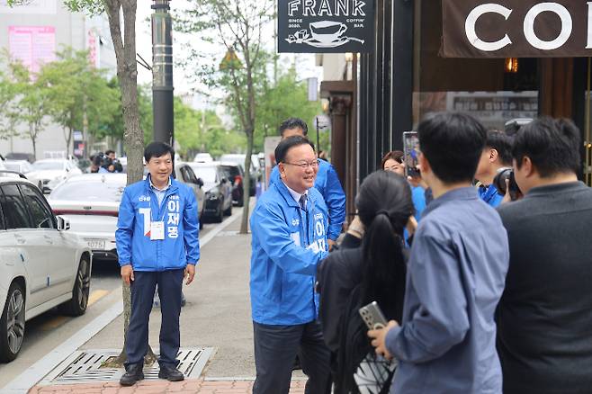 전북 전주 찾은 더불어민주당 김부겸 총괄선거대책위원장. 더불어민주당 전북도당 제공