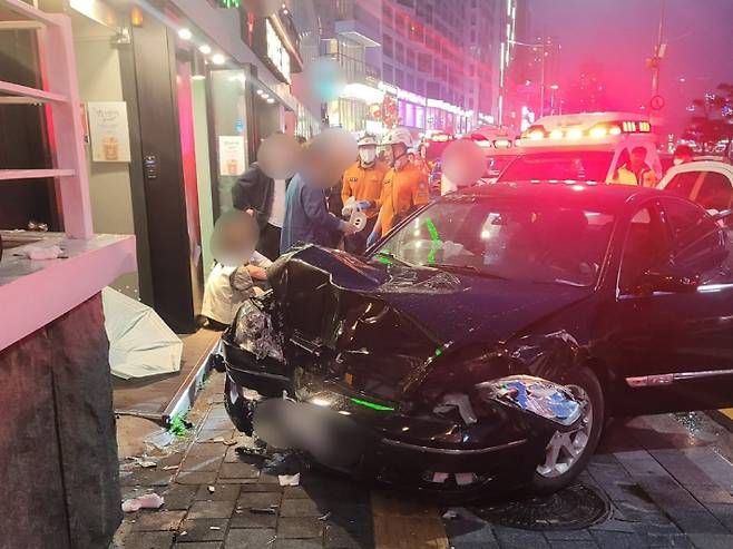 21일 부산 수영구 광안리해수욕장 앞 도로에서 80대 남성이 몰던 승용차가 인도를 덮친 모습. 부산경찰청 제공