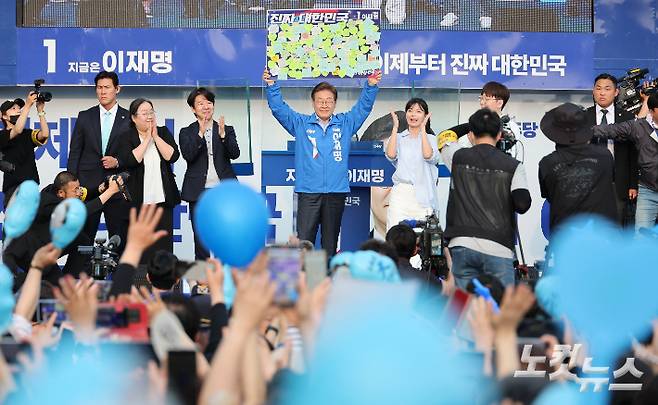 이재명 더불어민주당 대선후보가 지난 21일 오후 인천 계양역 앞 광장에서 열린 유세에 참석해 받은 선물을 들어보이고 있다. 인천=류영주 기자