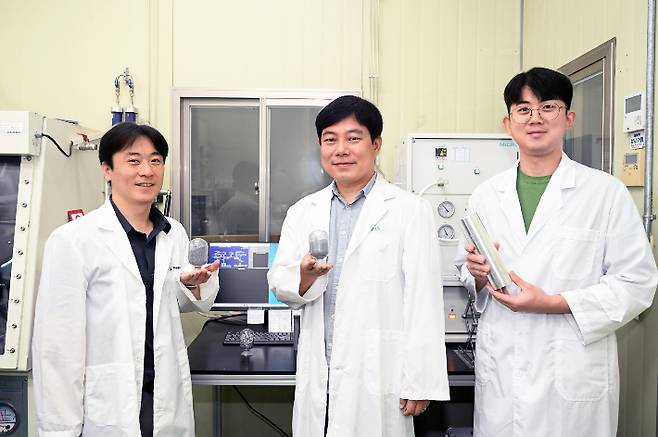 안전성과 비용 효율 높인 고체 수소 저장 소재 기술을 개발한 재료연 연구팀(왼쪽부터 서병찬 선임연구원, 김영민 책임연구원, 문영훈 기술기원). 재료연구원 제공