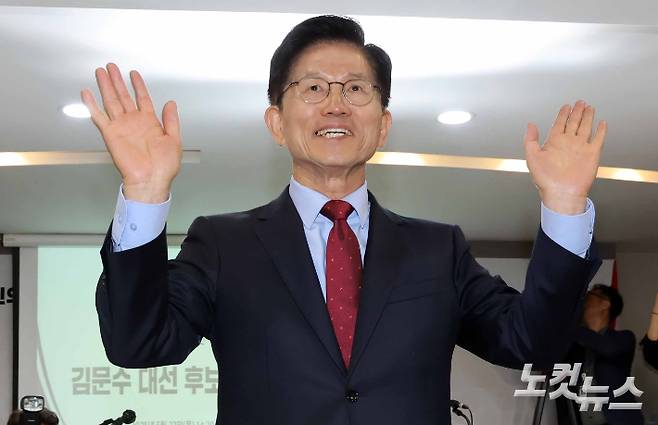 김문수 국민의힘 대선후보가 22일 서울 용산구 한국여성단체협의회에서 열린 '한국여성단체협의회·국민의힘 정책협약식'에서 참석자들에게 인사를 하고 있다. 황진환 기자