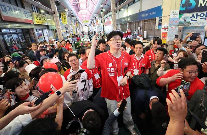 한동훈 전 국민의힘 대표가 22일 청주 육거리시장을 찾아 김문수 대선 후보의 지원 유세를 하고 있다. 연합뉴스