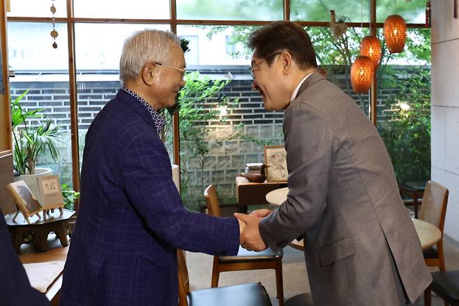 더불어민주당 이재명 대선 후보가 22일 경남 양산시 소소서원에서 송기인 신부와 악수하고 있다. 연합뉴스