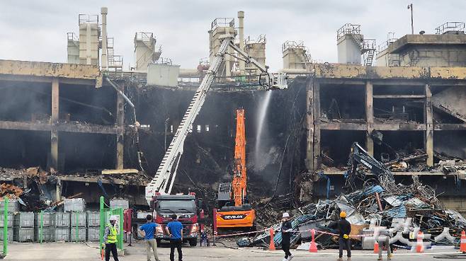 22일 오전 광주 광산구 금호타이어 광주공장에서 수습 당국이 중장비를 이용해 불이 난 건물을 해체하고 있다. 한아름 기자