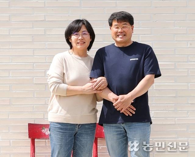 미실란을 설립한 과학자 이동현 대표(오른쪽)와 부인 남근숙씨. 곡성=김원철 프리랜서 기자
