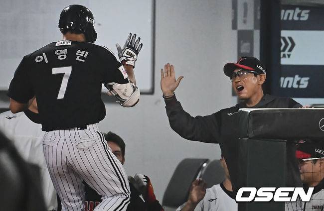 [OSEN=부산, 이석우 기자] 21일 부산 사직야구장에서 2025 신한 SOL 뱅크 KBO 리그 롯데 자이언츠와 LG 트윈스의 경기가 열렸다. 홈팀 롯데는 나균안이, 방문팀 LG는 임찬규가 선발 출전했다. LG 트윈스 염경엽 감독이 6회초 우중월 동점 솔로 홈런을 친 이영빈과 하이파이브를 하고 있다. 2025.05.21 / foto0307@osen.co.kr