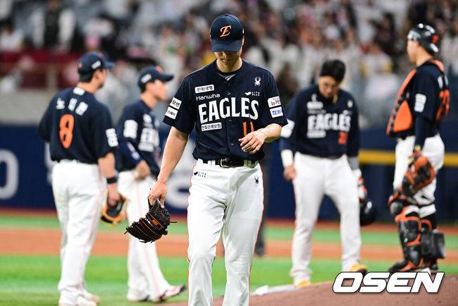 [OSEN=고척, 조은정 기자] 4회말 2사 한화 엄상백이 교체되고 있다. 2025.05.09 /cej@osen.co.kr