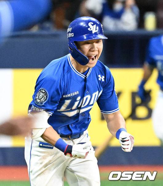 [OSEN=고척, 이대선 기자] 20일 오후 서울 고척스카이돔에서 2025 신한 SOL Bank KBO리그 키움 히어로즈와 삼성 라이온즈의 경기가 열렸다.키움은 로젠버그, 삼성은 원태인을 선발 투수로 내세웠다.11회초 1사 만루에서 삼성 김지찬이 우전 적시타를 치고 환호하고 있다. 2025.05.20 /sunday@osen.co.kr