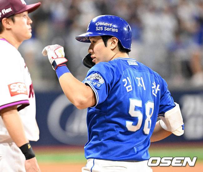 [OSEN=고척, 이대선 기자] 21일 오후 서울 고척스카이돔에서 2025 신한 SOL Bank KBO리그 키움 히어로즈와 삼성 라이온즈의 경기가 열렸다.키움은 하영민, 삼성은 후라도를 선발 투수로 내세웠다.8회초 무사에서 삼성 김지찬이 우전 안타를 치고 환호하고 있다. 2025.05.21 /sunday@osen.co.kr