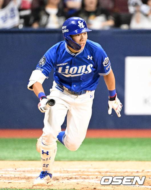 [OSEN=고척, 이대선 기자] 21일 오후 서울 고척스카이돔에서 2025 신한 SOL Bank KBO리그 키움 히어로즈와 삼성 라이온즈의 경기가 열렸다.키움은 하영민, 삼성은 후라도를 선발 투수로 내세웠다.8회초 무사에서 삼성 김지찬이 우전 안타를 치고 있다. 2025.05.21 /sunday@osen.co.kr