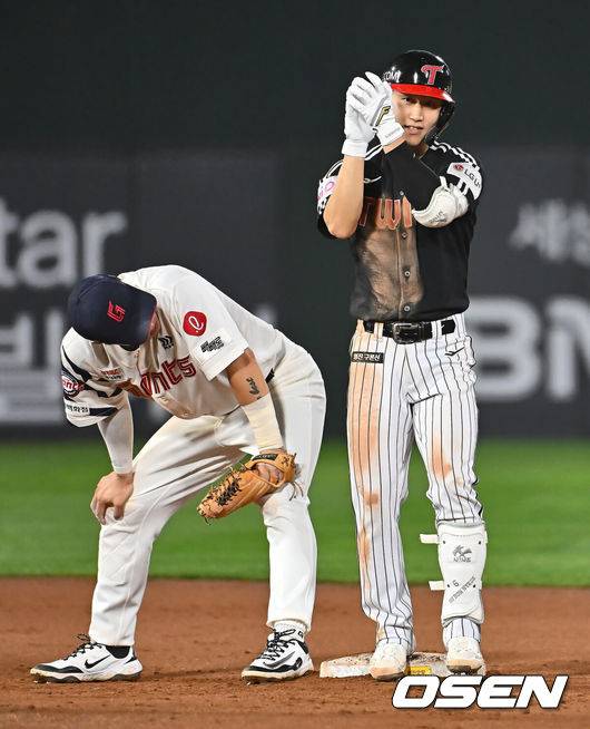 [OSEN=부산, 이석우 기자] 21일 부산 사직야구장에서 2025 신한 SOL 뱅크 KBO 리그 롯데 자이언츠와 LG 트윈스의 경기가 열렸다. 홈팀 롯데는 나균안이, 방문팀 LG는 임찬규가 선발 출전했다.LG 트윈스 구본혁이 7회초 1사 1,2루 좌중간 역전 1타점 적시타를 치고 세리머니를 하고 있다. 2025.05.21 / foto0307@osen.co.kr