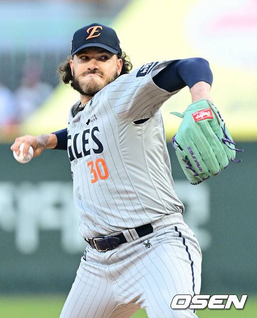 [OSEN=인천, 김성락 기자] 15일 오후 SSG 랜더스 필드에서 ‘2025 신한 SOL BANK KBO리그’ SSG 랜더스와 한화 이글스의 경기가 열렸다.이날 SSG는 앤더슨을, 한화는 폰세를 선발투수로 내세웠다. 1회말 한화 선발 폰세가 마운드에 올라 힘차게 공을 뿌리고 있다. 2025.04.15 / ksl0919@osen.co.kr