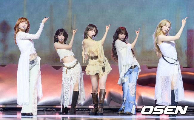 [OSEN=이대선 기자] 14일 서울 광진구 예스24 라이브홀에서 그룹&nbsp;르세라핌(LE SSERAFIM) 미니 5집 ‘HOT’ 미디어 쇼케이스가 열렸다.르세라핌(김채원, 사쿠라, 허윤진, 카즈하, 홍은채)의 신보 ‘HOT’은 사랑하는 것에 온 마음을 다하는 태도를 담은 앨범이다.르세라핌이 신곡 무대를 선보이고 있다. 2025.03.14 /sunday@osen.co.kr