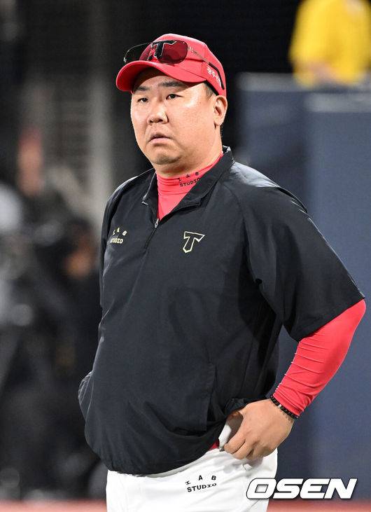 [OSEN=수원, 이대선 기자] 프로야구 KIA 타이거즈는 22일 수원KT위즈파크에서 열린 2025 신한 SOL뱅크 KBO리그 KT 위즈와의 시즌 6차전에서 8-3으로 승리했다.&nbsp;KIA는 최근 2연패, 원정 4연패에서 탈출하며 시즌 23승 24패를 기록했다. 주중 3연전 스윕패 위기에서 탈출했다. 반면 3연승에 실패한 KT는 하루 만에 5할 승률이 무너졌다. 23승 3무 24패. 동시에 목요일 6연패에 빠졌다.경기 후 KIA 이범호 감독이 선수들과 승리의 기쁨을 나누고 있다. 2025.05.22 /sunday@osen.co.kr