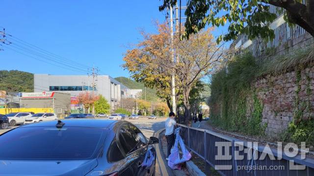 ▲옥외물 관계자가 불법 현수막 정비를 하고 있다. ⓒ광주광역시