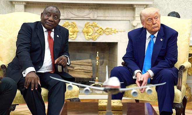 21일(현지시간) 미국 백악관에서 만난 시릴&nbsp;라마포사 남아공 대통령(왼쪽)과 도널드 트럼프 미국 대통령이 본격적인 정상회담 개시에 앞서 다소 어색한 표정을 지어 보이고 있다. 트럼프 취임 후 극도로 악화한 남아공과 미국 관계를 보여주는 듯하다. AP연합뉴스