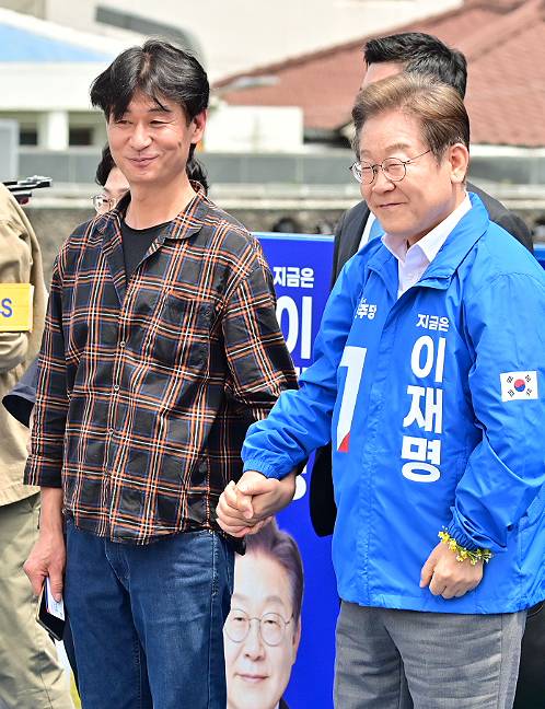 이재명 더불어민주당 대통령 후보가 22일 오전 제주동문시장 앞 탐라문화광장에서 배우 박혁권과 함께 유세를 하고 있다.제주도사진기자회