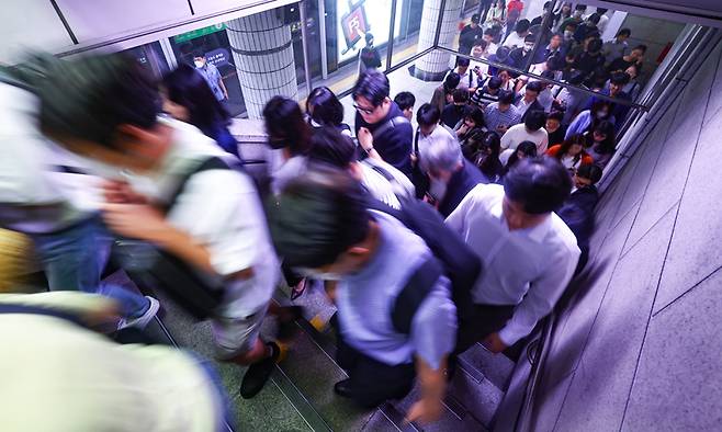 서울 1호선 시청역에서 시민들이 하차하고 있다. 연합뉴스