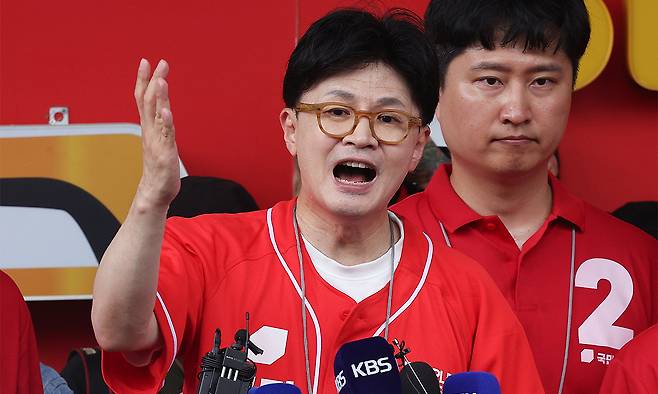 한동훈 전 국민의힘 대표가 지난 21일 대구 중구 서문시장을 찾아 김문수 대선 후보 지원 유세를 하고 있다. 연합뉴스